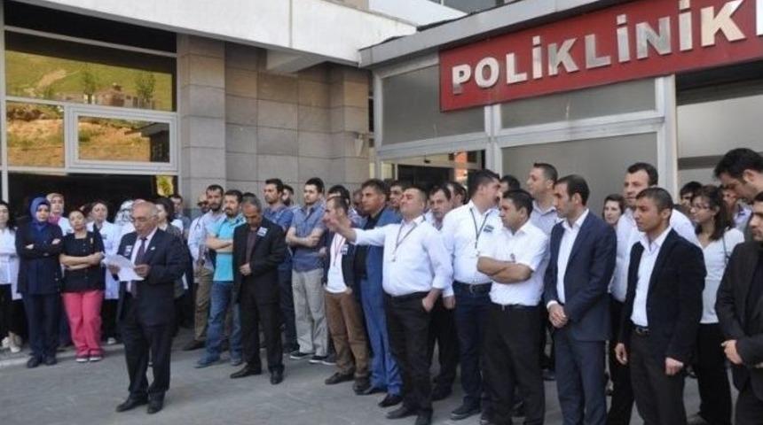 Bitlis&rsquo;teki Sağlık &Ccedil;alışanları 15 Dakka İş Bıraktı