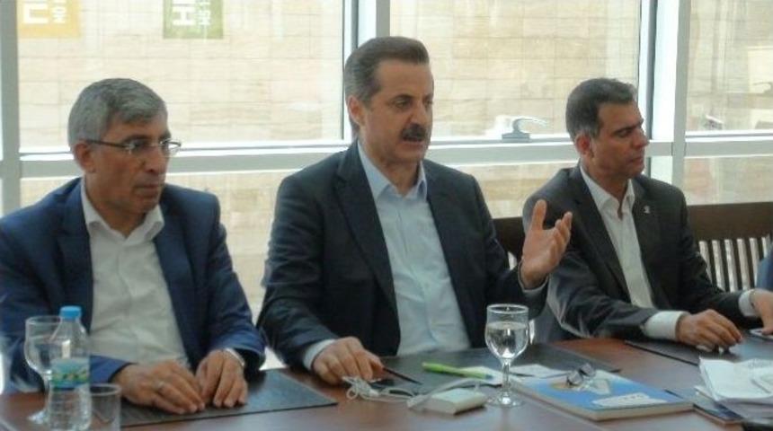 &Ccedil;elik: "bir Elde Demokrasi Bir Elde Silah Olmaz"