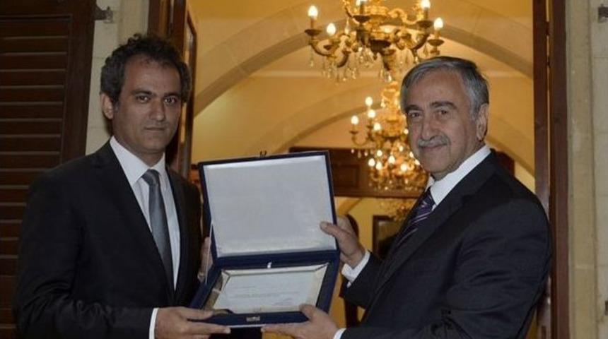 Kktc Cumhurbaşkanı Akıncı&rsquo;dan Rekt&ouml;r &Ouml;zer&rsquo;e Plaket