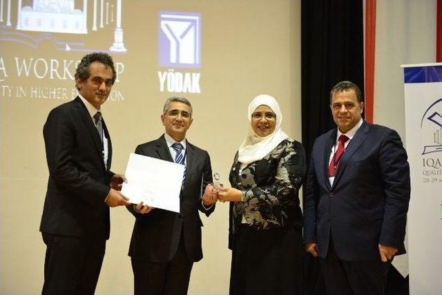 Kktc Cumhurbaşkanı Akıncı’dan Rektör Özer’e Plaket 1