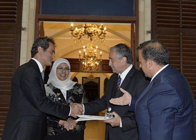 Kktc Cumhurbaşkanı Akıncı’dan Rektör Özer’e Plaket 2