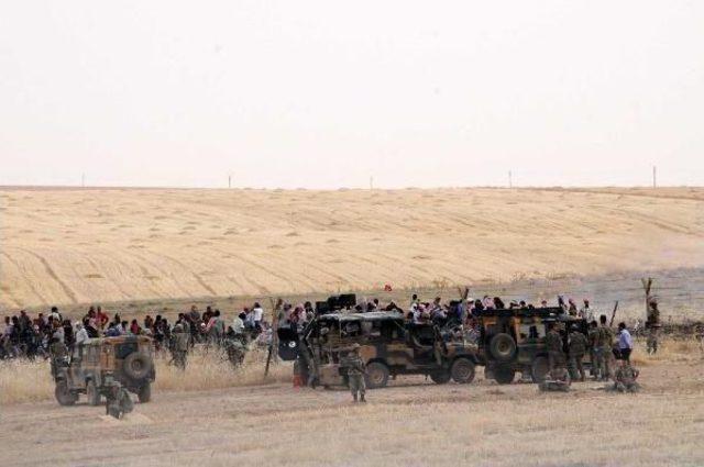 500 Suriyeli Sınırda Bekliyor 3