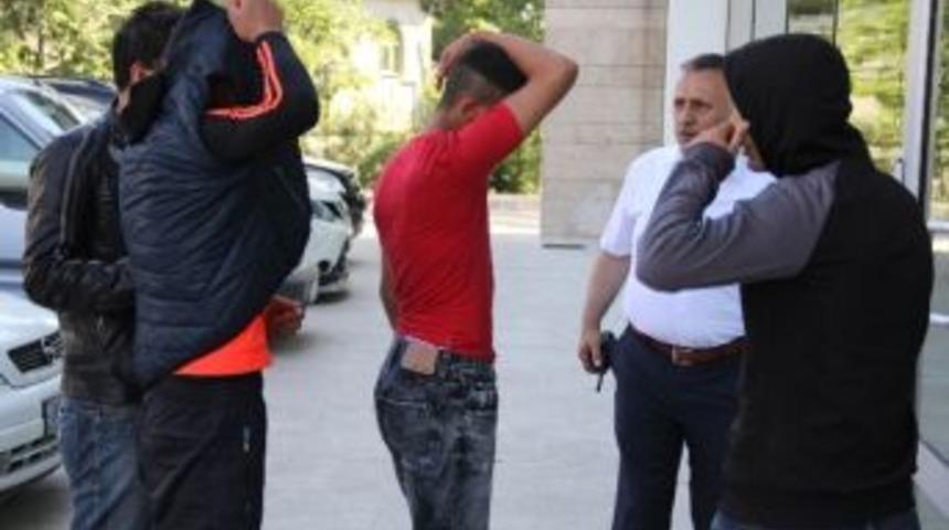 Sadaka Kutusu Hırsızlığına 3 G&ouml;zaltı