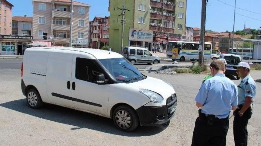 Yolun Karşısına Ge&ccedil;meye &Ccedil;alışan Yayaya Otomobil &Ccedil;arptı