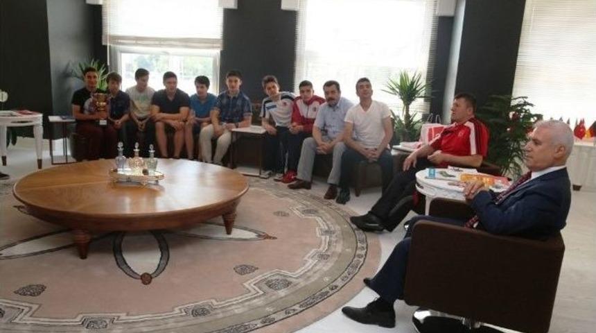 Şampiyonluk Kupasını Başkan Bozbey&rsquo;e Getirdiler