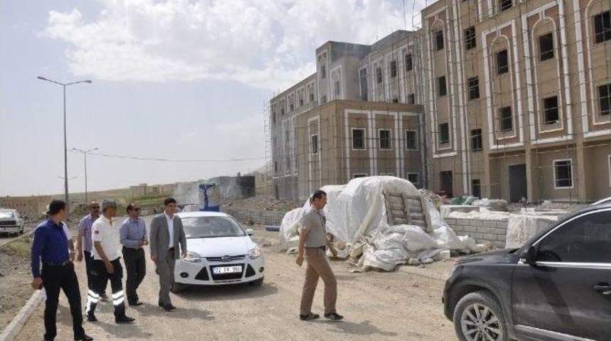 Kaymakam Ayca Ve İl Sağlık M&uuml;d&uuml;r&uuml; Bodak&ccedil;ı, Hastane İnşaatında İncelemelerde Bulundu