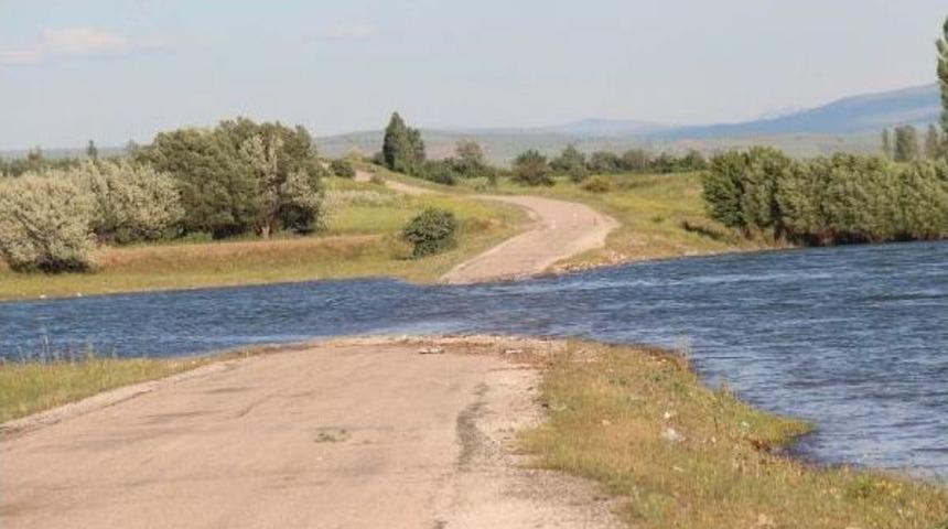 Barajda Su Y&uuml;kselince Yol Ve Sosyal Tesisler Su Altında Kaldı