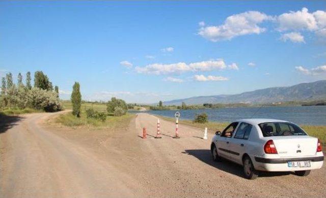 Barajda Su Yükselince Yol Ve Sosyal Tesisler Su Altında Kaldı