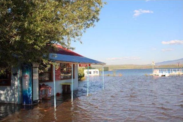 Barajda Su Yükselince Yol Ve Sosyal Tesisler Su Altında Kaldı