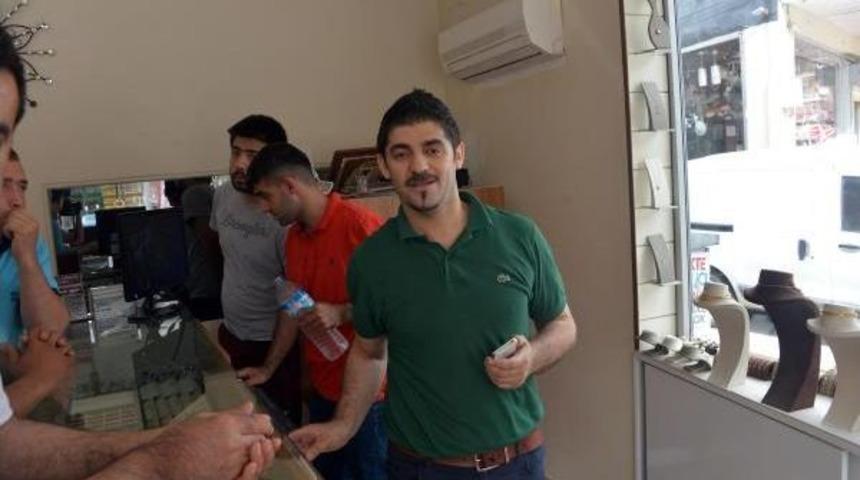 Kuyumcu Da Tabancayı &Ccedil;ekince Kara &Ccedil;arşaflı Soyguncular Ka&ccedil;tı