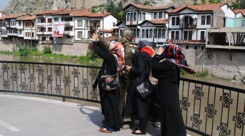 Selfieci Şehzade &Uuml;&ccedil;&uuml;nc&uuml; Kılıcını Kuşandı