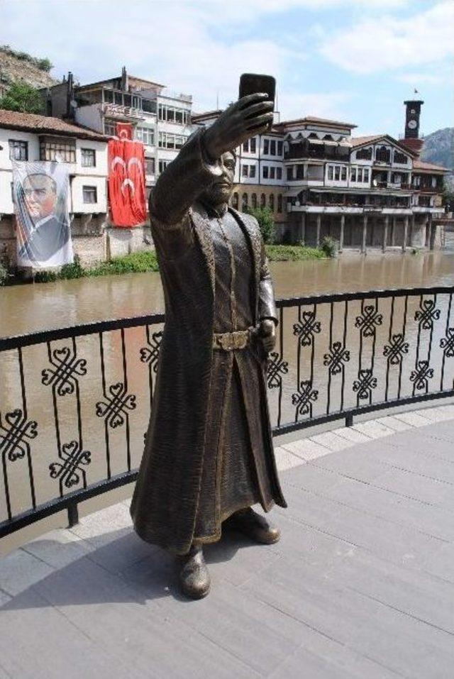 Selfieci Şehzade &Uuml;&ccedil;&uuml;nc&uuml; Kılıcını Kuşandı 1