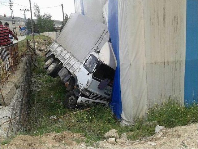 Freni Patlayan Kamyon Dehşet Sa&ccedil;tı: 1 &Ouml;l&uuml;, 3 Yaralı 2