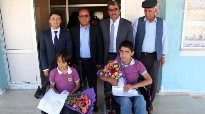 Silopi'de &Ouml;ğretmenlerden Engelli 2 &Ouml;ğrenciye Ak&uuml;l&uuml; Tekerlekli Sandalye
