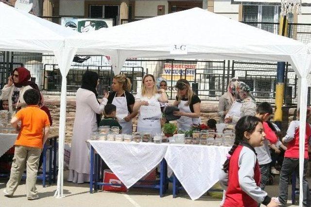 Okulları İçin Kermes Düzenlediler