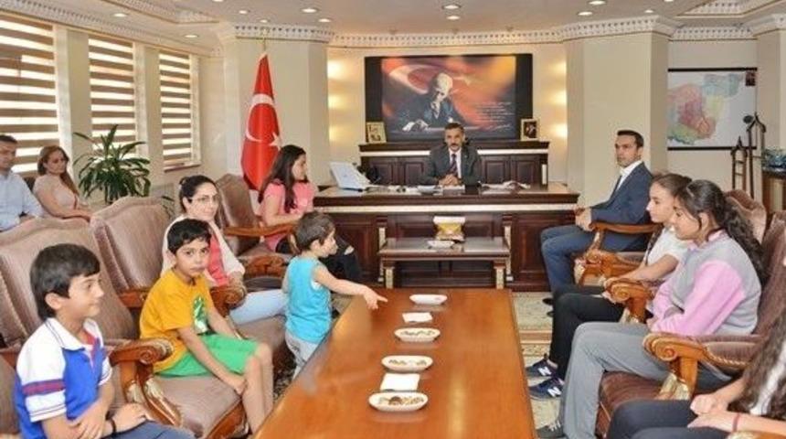 Etik Yarışmasında Dereceye Giren &Ouml;ğrenciler &Ouml;d&uuml;llendirildi