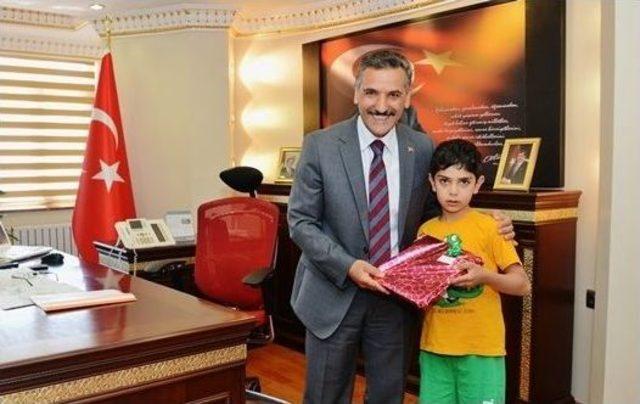 Etik Yarışmasında Dereceye Giren &Ouml;ğrenciler &Ouml;d&uuml;llendirildi 1