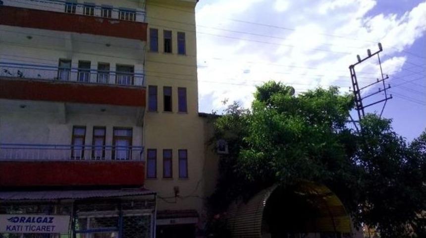 Evin Yanından Ge&ccedil;en Y&uuml;ksek Gerilim Hattı Tehlike Sa&ccedil;ıyor