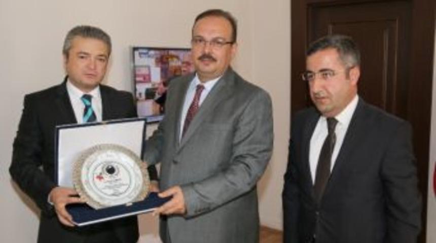 Hatso Başkanı Taş&rsquo;tan Vali Canbolat&rsquo;a Plaket