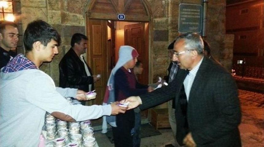 Ak Parti Gen&ccedil;lik Kolları Helva Dağıttı