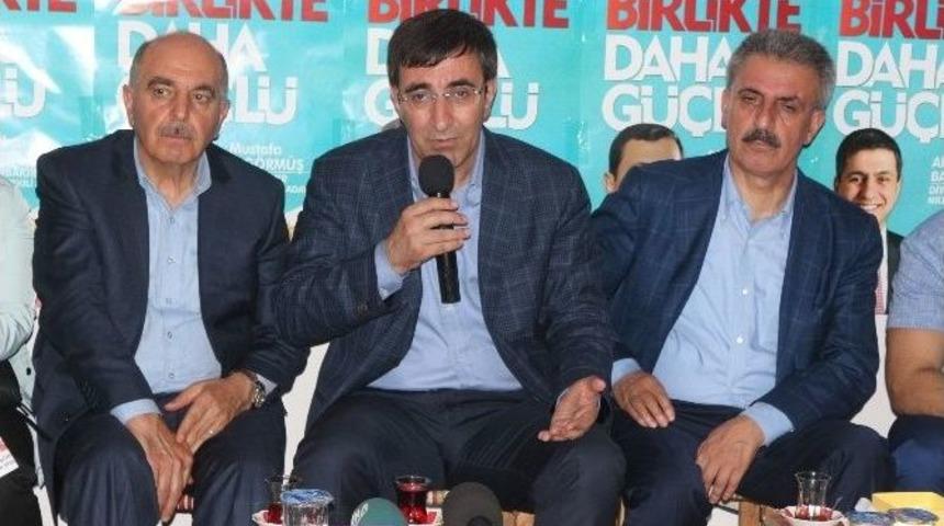 Bakan Yılmaz Se&ccedil;menlerle Buluştu