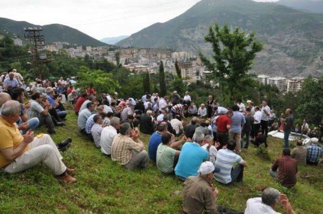 Mezuniyet Törenine Beklediği Babasını Toprağa Verdi