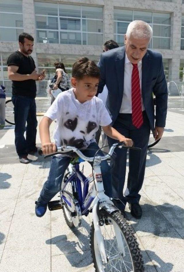 Başarılı Öğrencilerin Karne Hediyesi Başkan Bozbey’den