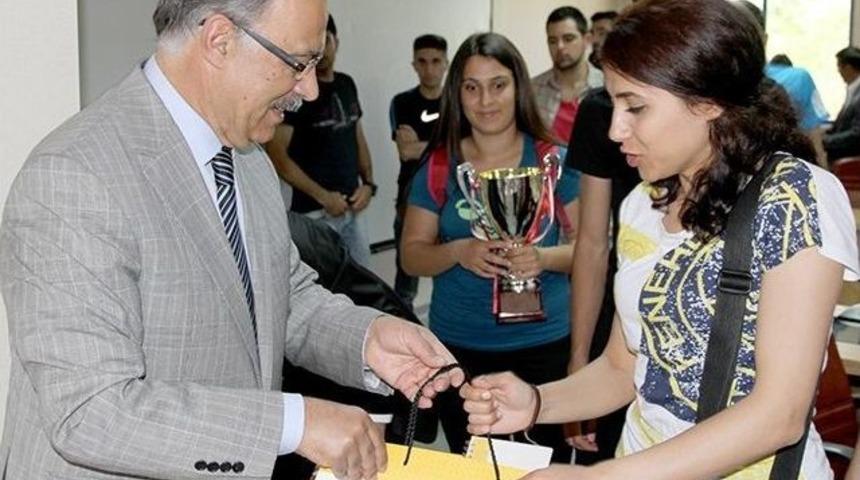 Başarılı Sporculardan Rekt&ouml;r &Ccedil;elik&rsquo;e Ziyaret