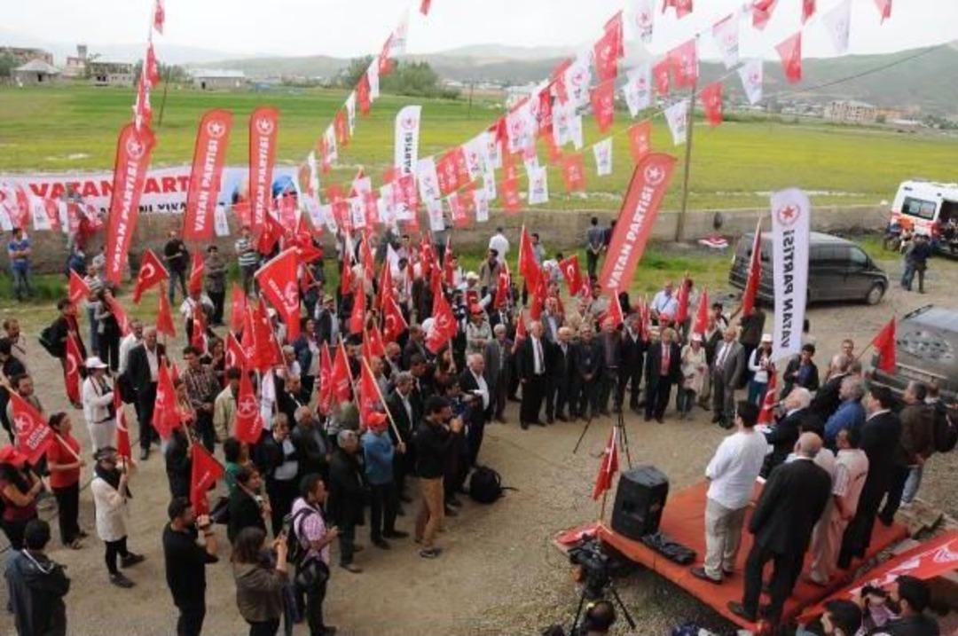 Vatan Partisi Lideri Perin&ccedil;ek, Y&uuml;ksekova Mitinginde Konuştu: B&ouml;l&uuml;n&uuml;rsek K&ouml;le Oluruz (2)- Yeniden