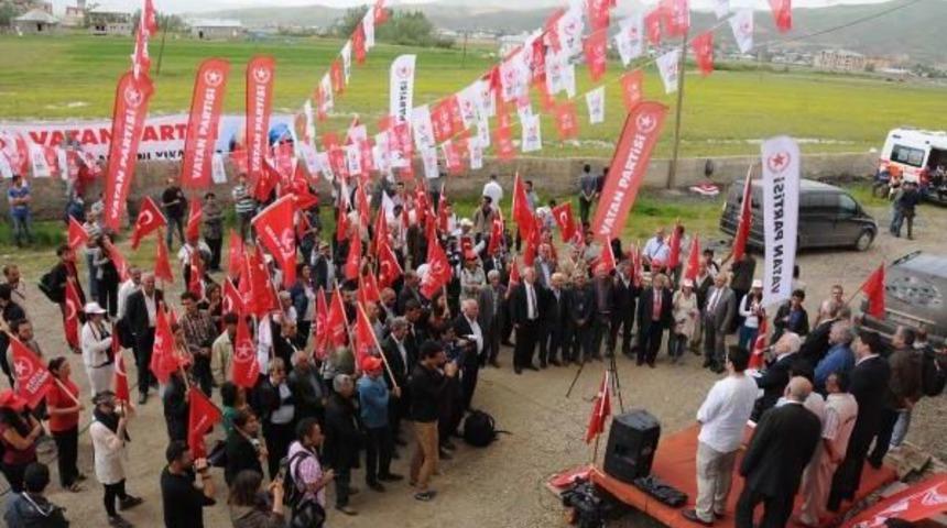 İş&ccedil;i Partisi Lideri Perin&ccedil;ek, Y&uuml;ksekova Mitinginde Konuştu: B&ouml;l&uuml;n&uuml;rsek K&ouml;le Oluruz