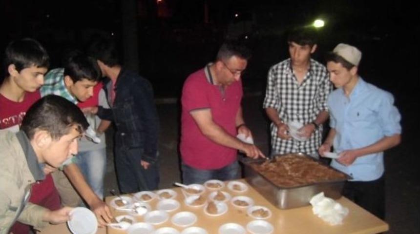 Kargı&rsquo;da &Ouml;ğrenciler Kandilde Helva Dağıttı