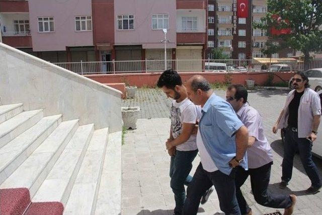 Cumhurbaşkanı Ve Başbakana Hakaretten Gözaltına Alındı