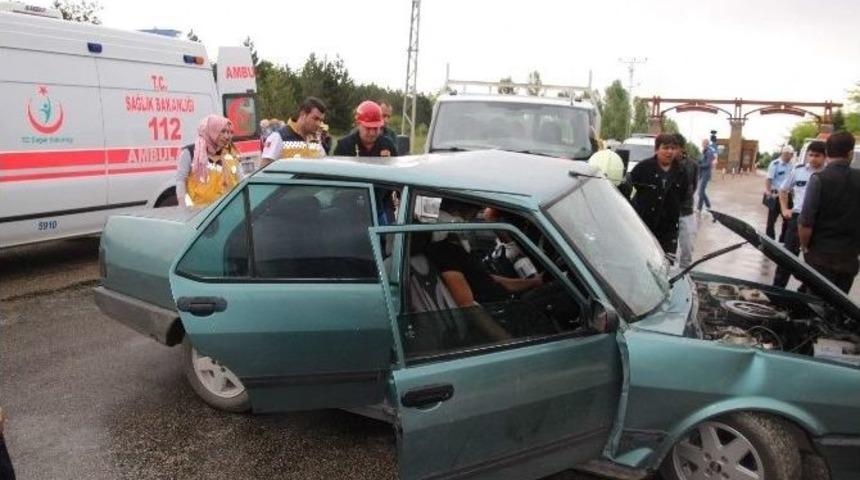 Otomobil İle Kamyonet &Ccedil;arpıştı: 1 Yaralı