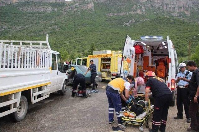 Otomobil İle Kamyonet &Ccedil;arpıştı: 1 Yaralı 1