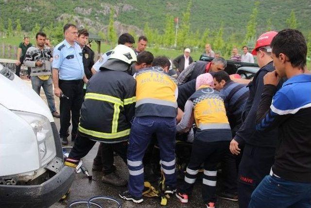 Otomobil İle Kamyonet &Ccedil;arpıştı: 1 Yaralı 2