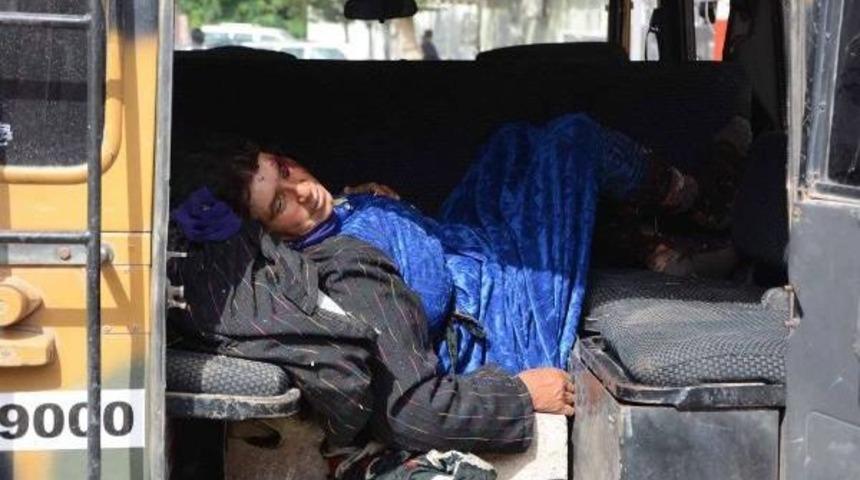 Askeri Ara&ccedil;, Suriyeli Ka&ccedil;akların Otomobiline &Ccedil;arptı: 1 &Ouml;l&uuml;, 7 Yaralı