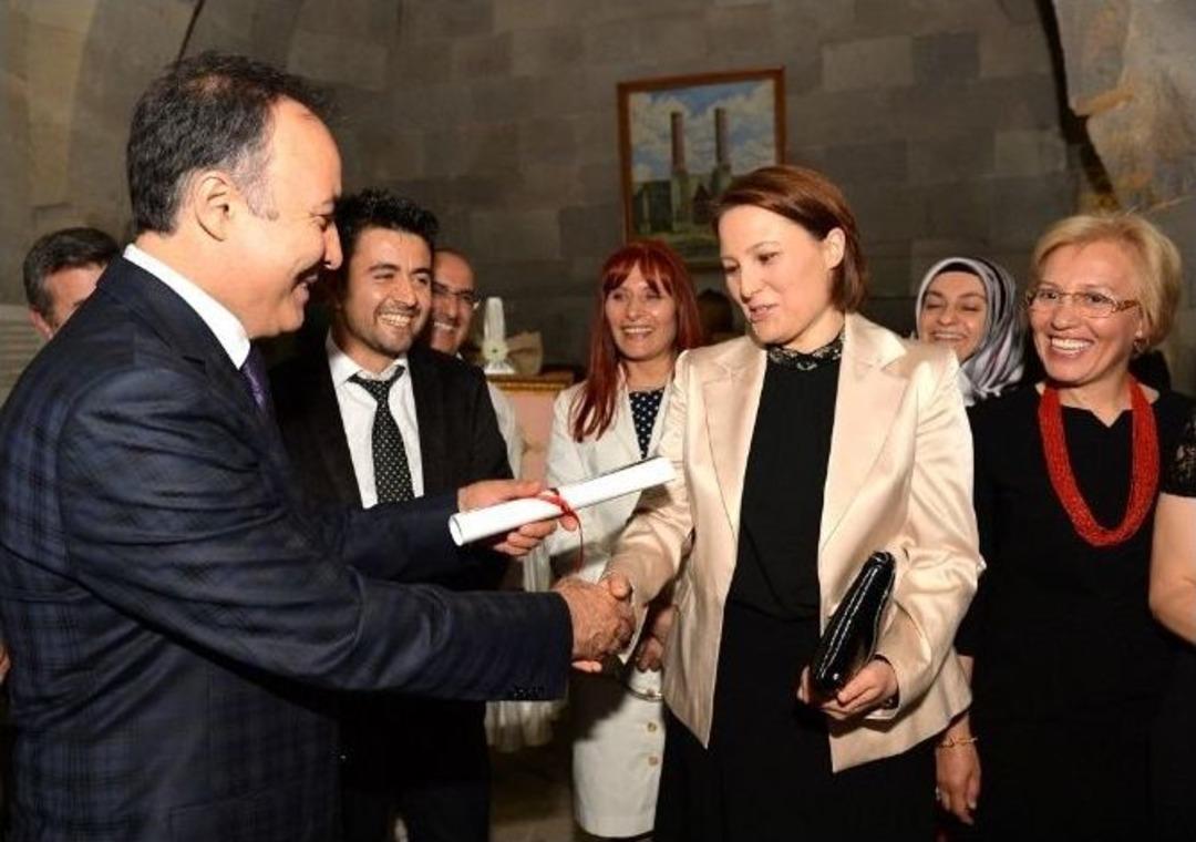 Vali&rsquo;den Eşine Sertifika