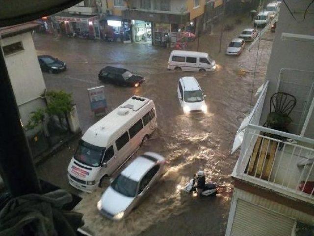 Sağanak Yağış Nazilli'de Etkili Oldu