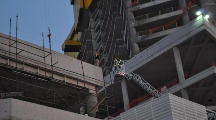 Gen&ccedil; Kadın Inşaat Halindeki Binaya &Ccedil;ıkıp Intihar Etmek Istedi