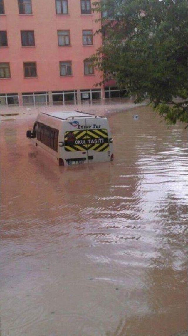 Aksaray'da 157 Ve Işyerini Su Bastı, Mahsur Kalan 10 Kişi Kurtarıldı