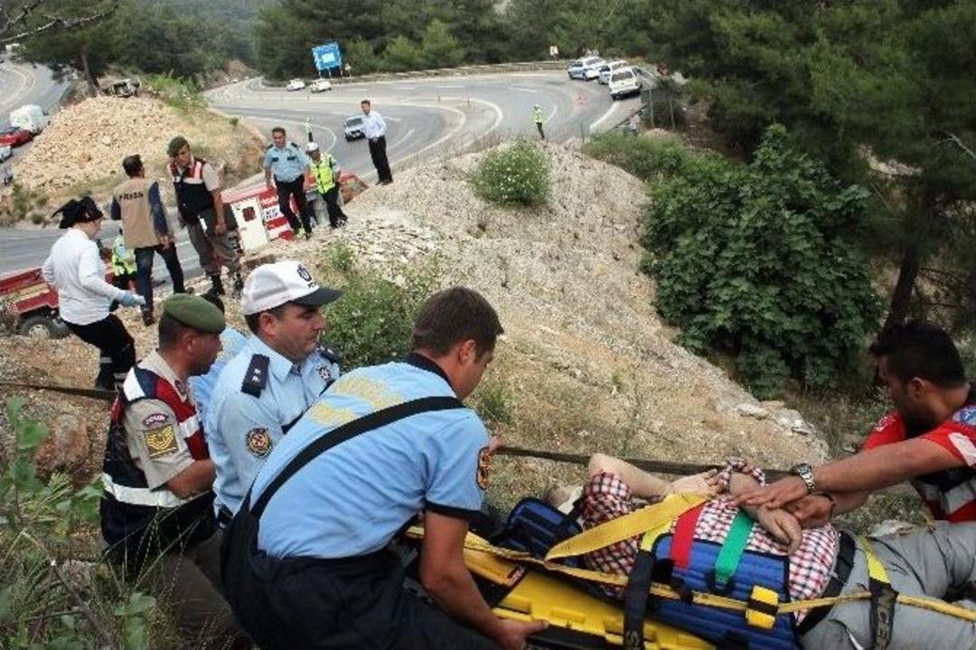 Freni Boşalan Kamyon Kayalıklara &Ccedil;arptı: 1 &Ouml;l&uuml;