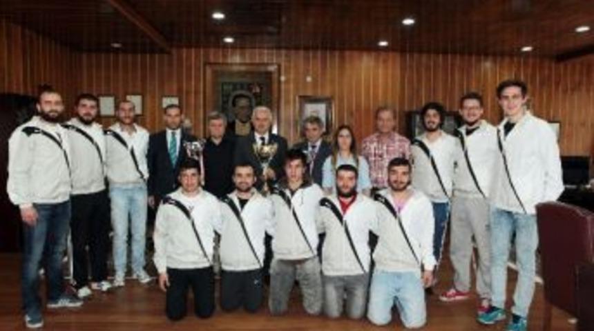 Şampiyon Takım, Başarılarını Rekt&ouml;r Ko&ccedil;ak İle Paylaştı