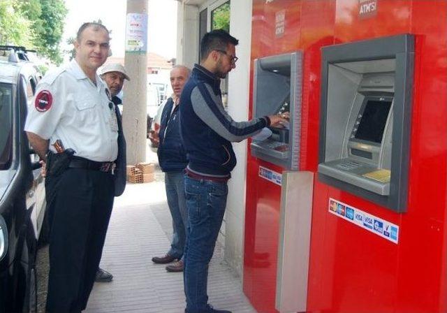 (özel Haber) 15 Bir Liralık Dolandırıcılığı Bankanın Güvenlikçisi Önledi