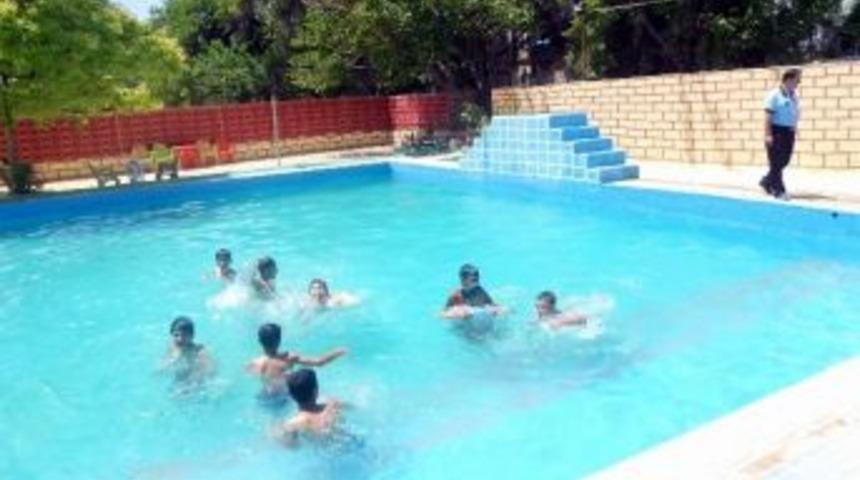 Zabıta Y&uuml;zme Havuzlarını Denetledi