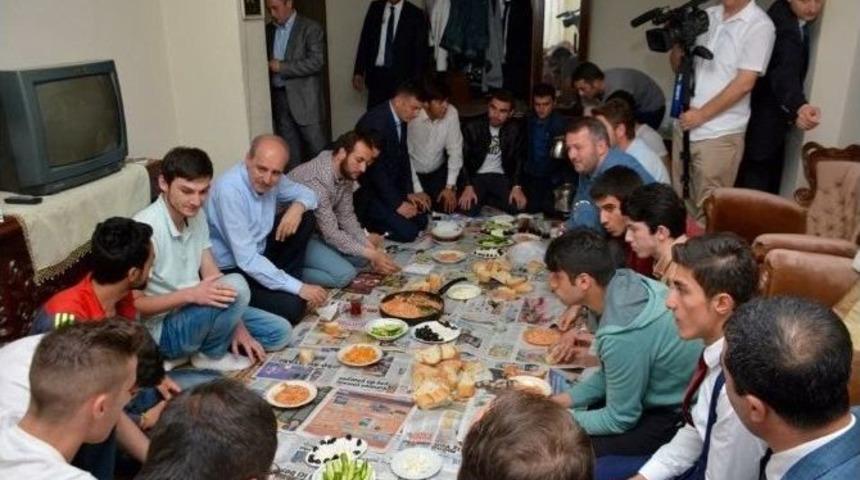 Numan Kurtulmuş &Ouml;ğrencilerle Menemen Yedi