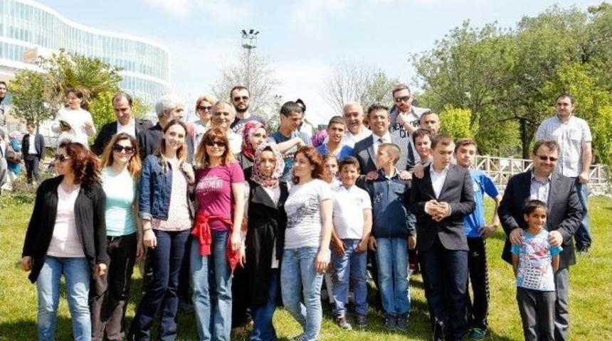 Engelli K&uuml;&ccedil;&uuml;k&ccedil;ekmeceliler Piknikte G&ouml;n&uuml;llerince Eğlendi