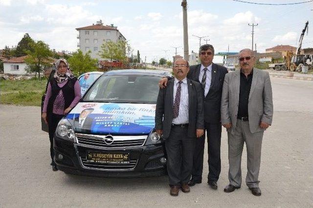 Seçim Afişlerini Kendileri Asıyorlar