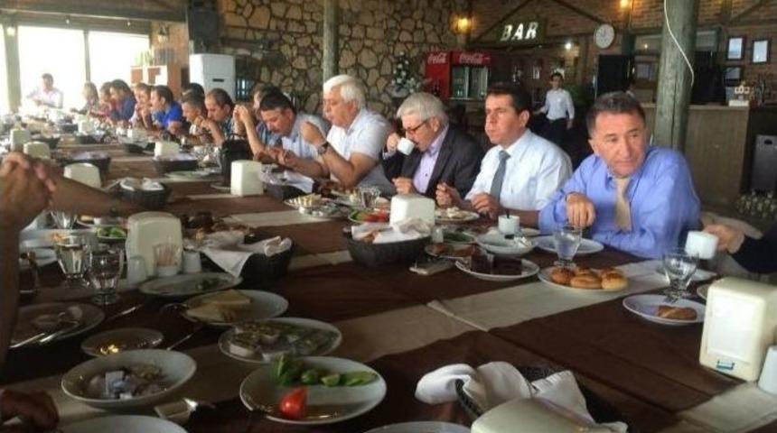 Başkan Saka Ve Muhtarlar Toplantıda Bir Araya Geldi