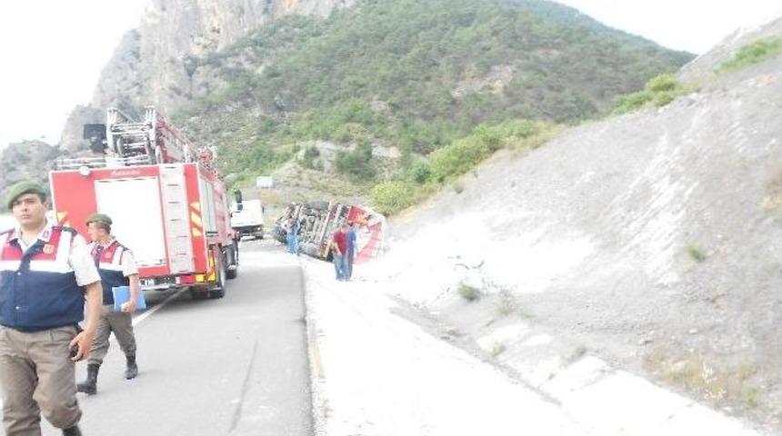 Osmaneli&rsquo;de Al&ccedil;ı Y&uuml;kl&uuml; Tır Devrildi, S&uuml;r&uuml;c&uuml; Yaralandı