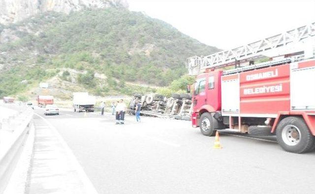 Osmaneli’de Alçı Yüklü Tır Devrildi, Sürücü Yaralandı